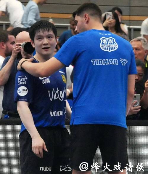 陪樊振东“耍帅”，背着黏人的莫雷加德，弗朗西斯卡这个队友当得挺忙的!